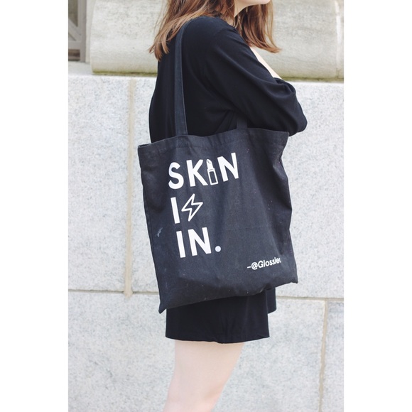 🆕 GLOSSIER Black Canvas Tote Bag "Skin is In" - Picture 4 of 8